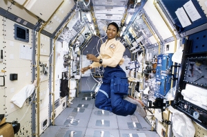 La astronauta Jemison a bordo de la Estación Espacial Internacional /Fuente: NASA.